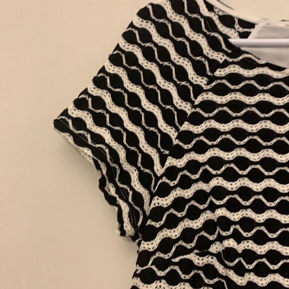 eci black and white short sleeve blouse. Fully lined. Size L. Length 24” - Picture 3 of 6